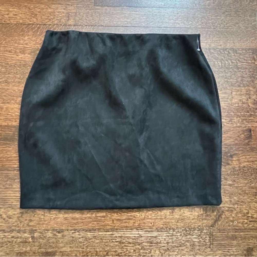 Classic Black Women's Mini Skirt - Sleek Everyday Style